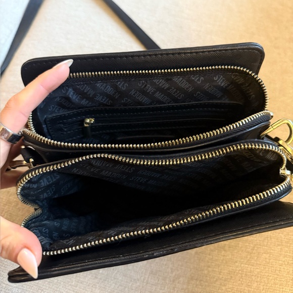 Steve Madden Cross Body Purse, black with gold details - Picture 4 of 5